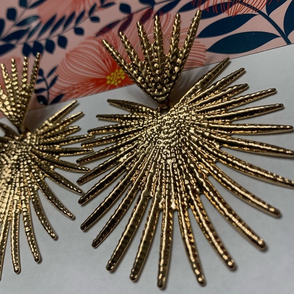 Elegant Gold Earrings - Picture 5 of 5